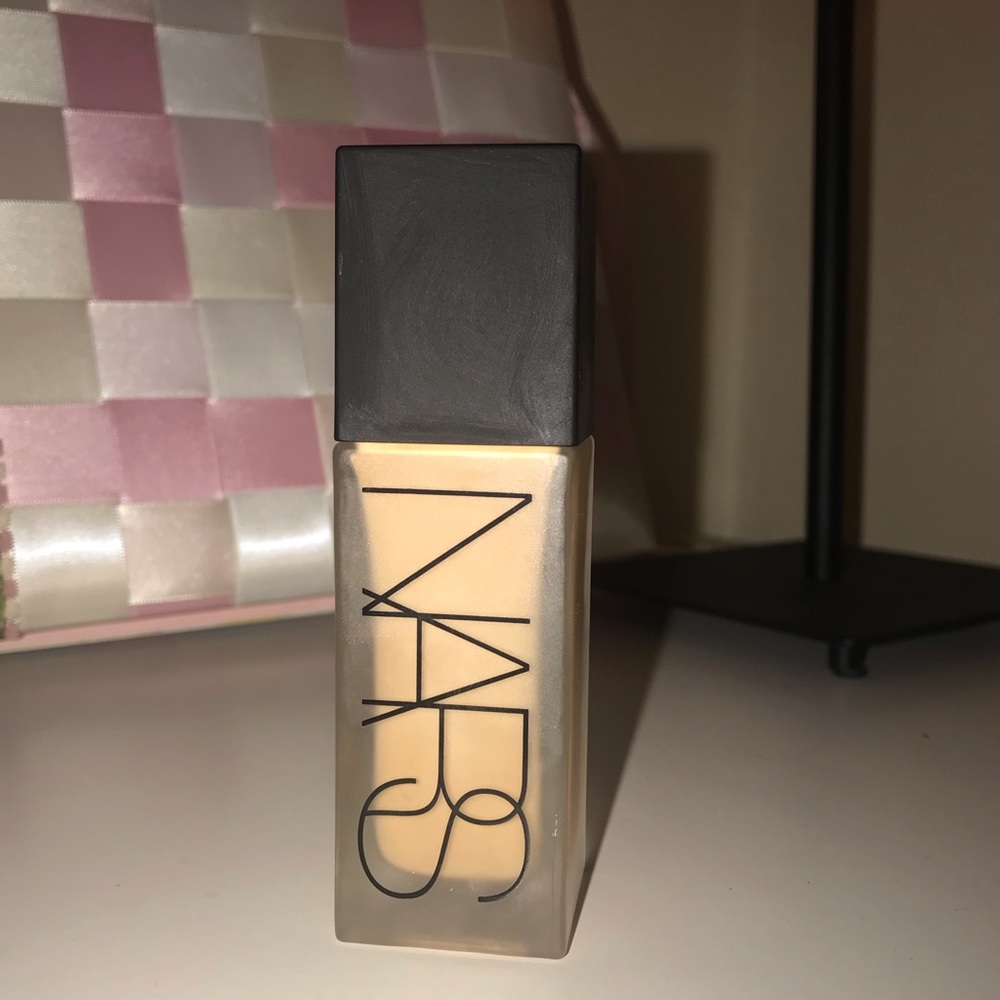 NARS luminous weightless foundation